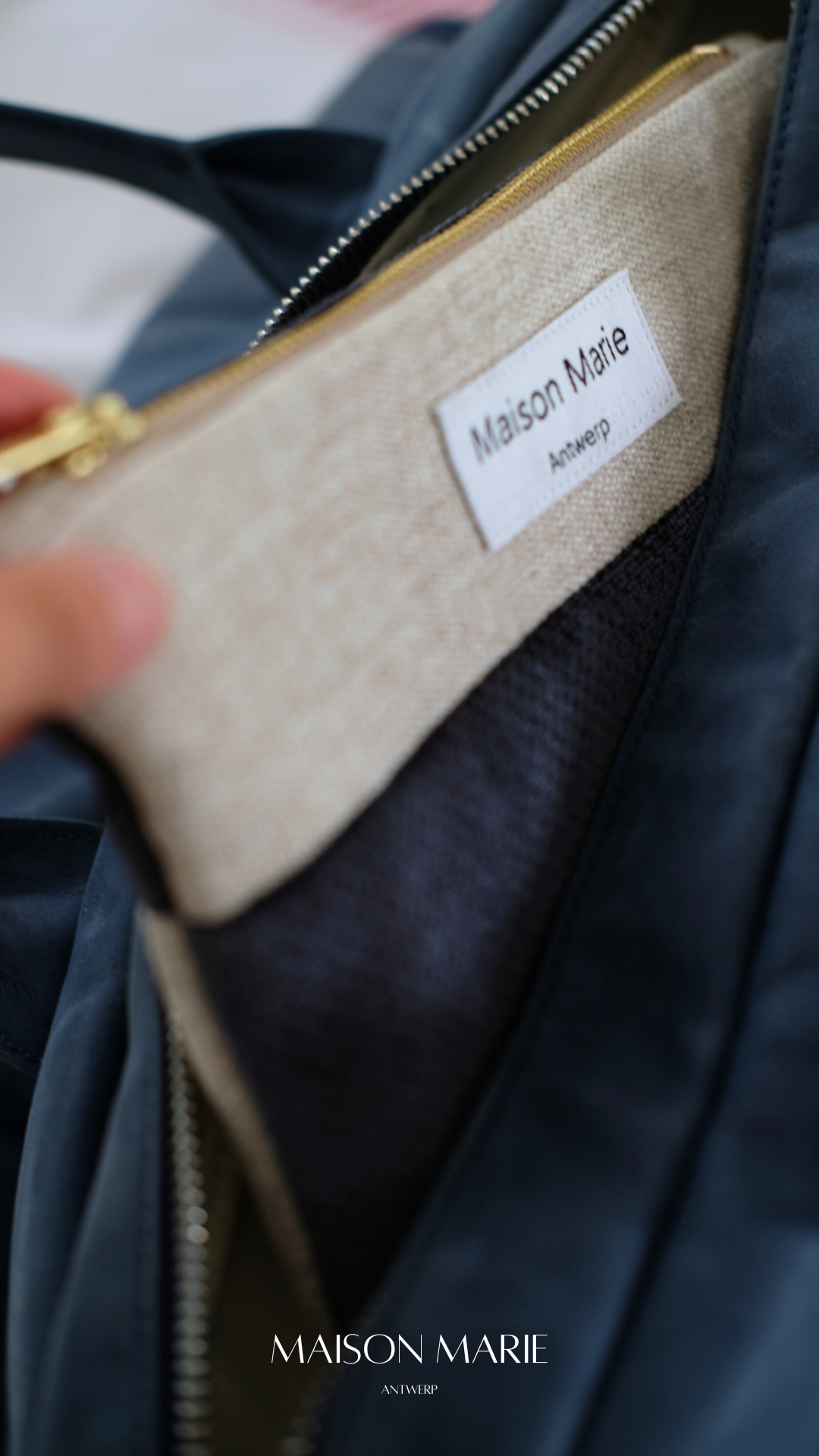 Pochette Limited Edition marineblauw - beige