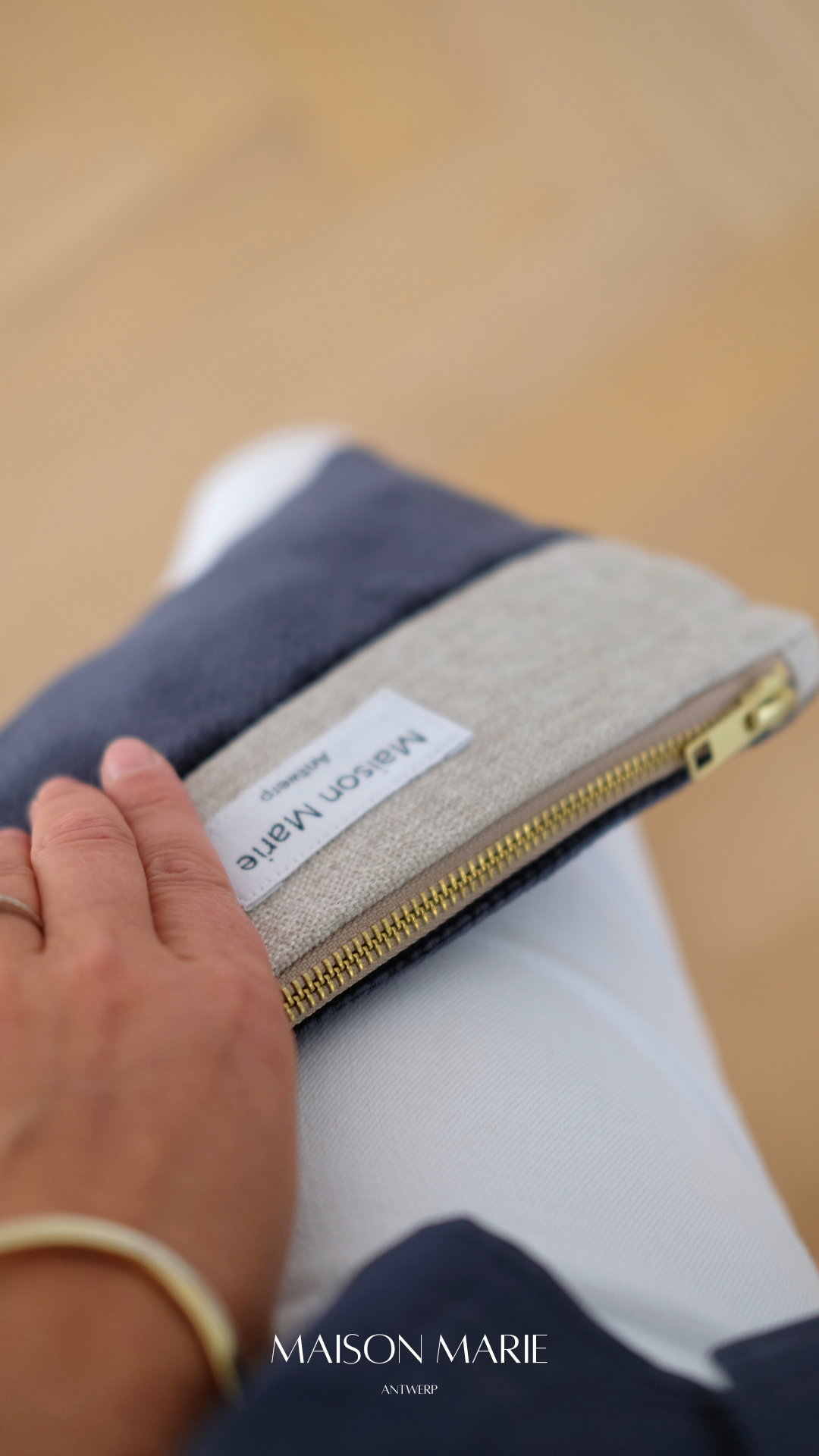 Pochette Limited Edition marineblauw - beige